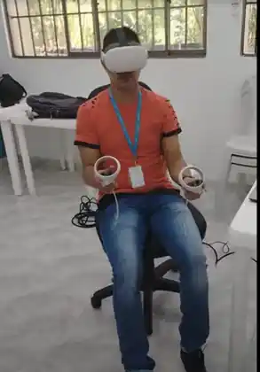 Trabajador en capacitación de seguridad con gafas de realidad virtual