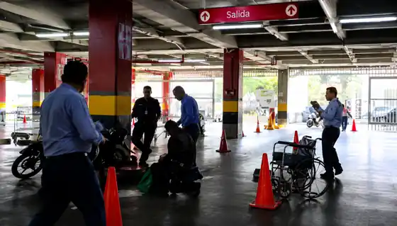 Simulacro de seguridad vial con conductores y motociclistas dentro del Plan Estratégico de Seguridad Vial